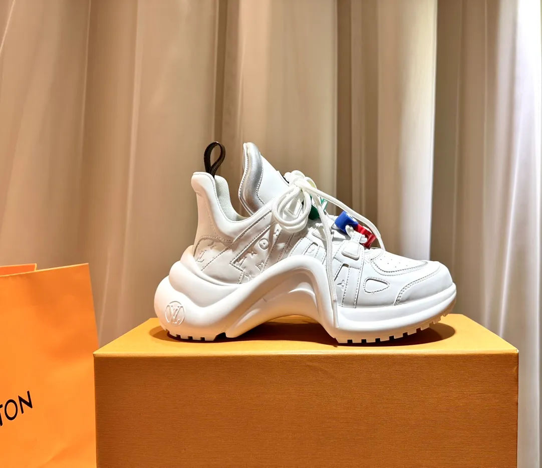 👟👟Ex-factory price 720 D-Quest is a new interpretation of classic motorcycle style boots, highlighting the classic logo of Dior haute couture style. It is carefully made of black butter leather. The decorative ribbon is embellished with a gold-finished metal logo to enhance the style. Sheepskin lining, sizes 35-42.